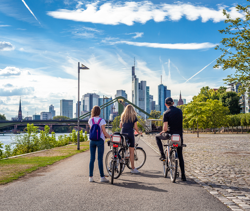 Menschen mit Fahrrädern am Mainufer in Frankfurt